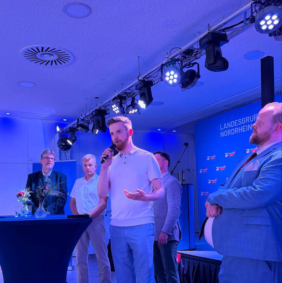 maxkneller's tweet photo. Gestern hat die AfD-Bundestagsfraktion einen Bürgerdialog in Neuss veranstaltet. Trotz der Hitze kamen viele Gäste um sich über unsere Arbeit zu informieren. Danke für den schönen Abend! https://t.co/zFa6PbPII2