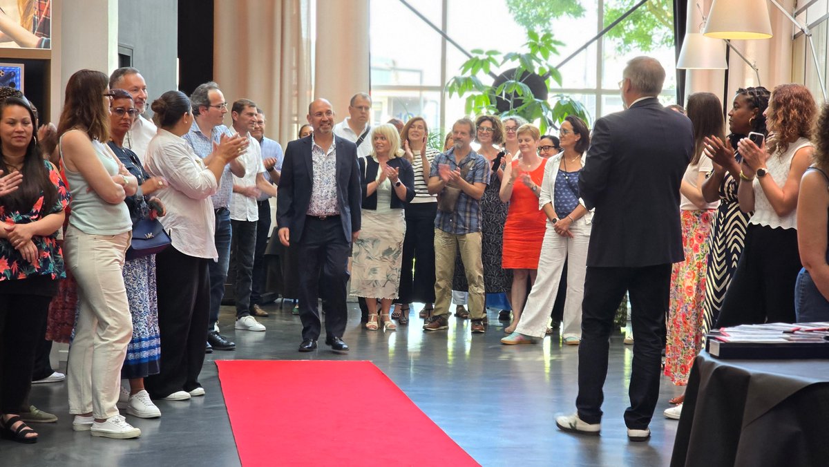 OrangeStoreOff's tweet photo. Aujourd'hui nous nous retrouvons au CAP de La Plaine pour célébrer la remise des médailles du travail 🏅 
De vermeil à Grand Or ✨ Félicitations à chacune et chacun des 48 médaillés pour votre fidèle contribution 👏
#OrangeStore https://t.co/zXlNCz7rvV