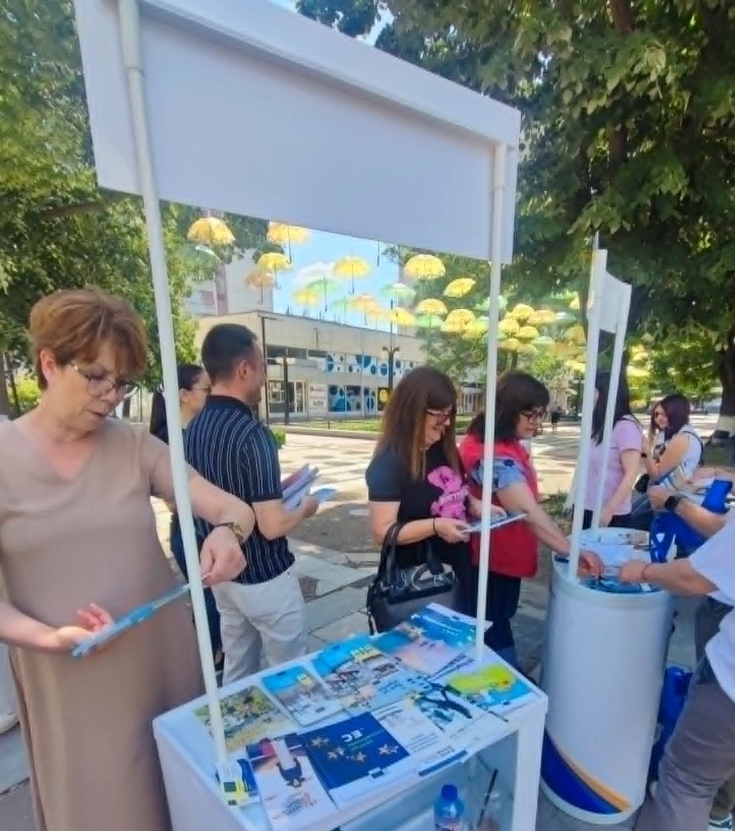 EDCSliven's tweet photo. Още моменти от турнето ни с информационните щандове в общините: ☀️ Днес бяхме в Нова Загора – чист, приветлив и развиващ се град, в който промените в градската среда ясно се виждат.
🙏 Благодарим на всички, които се спряха при нас.
📍 Очакваме ви утре (29 май) пред Община Сливен! https://t.co/3tSv0ZwtGO