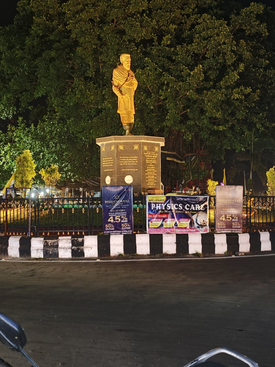 paresh1973's tweet photo. The advertisement around the statue looks so ugly please take steps to remove them... location near Barabati stadium. https://t.co/ZiU6lBbW5M