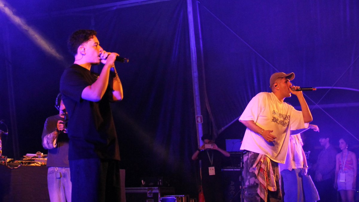 acabra's tweet photo. Rap e música eletrónica energizam palco secundário | ‘Moshpits’ da plateia vibram com dupla portuguesa de rappers. Zanova e Forbes trazem luz néon e batidas eletrizantes para QF’26.

https://t.co/7tvzxxIzRV https://t.co/g2XjgM1GdP