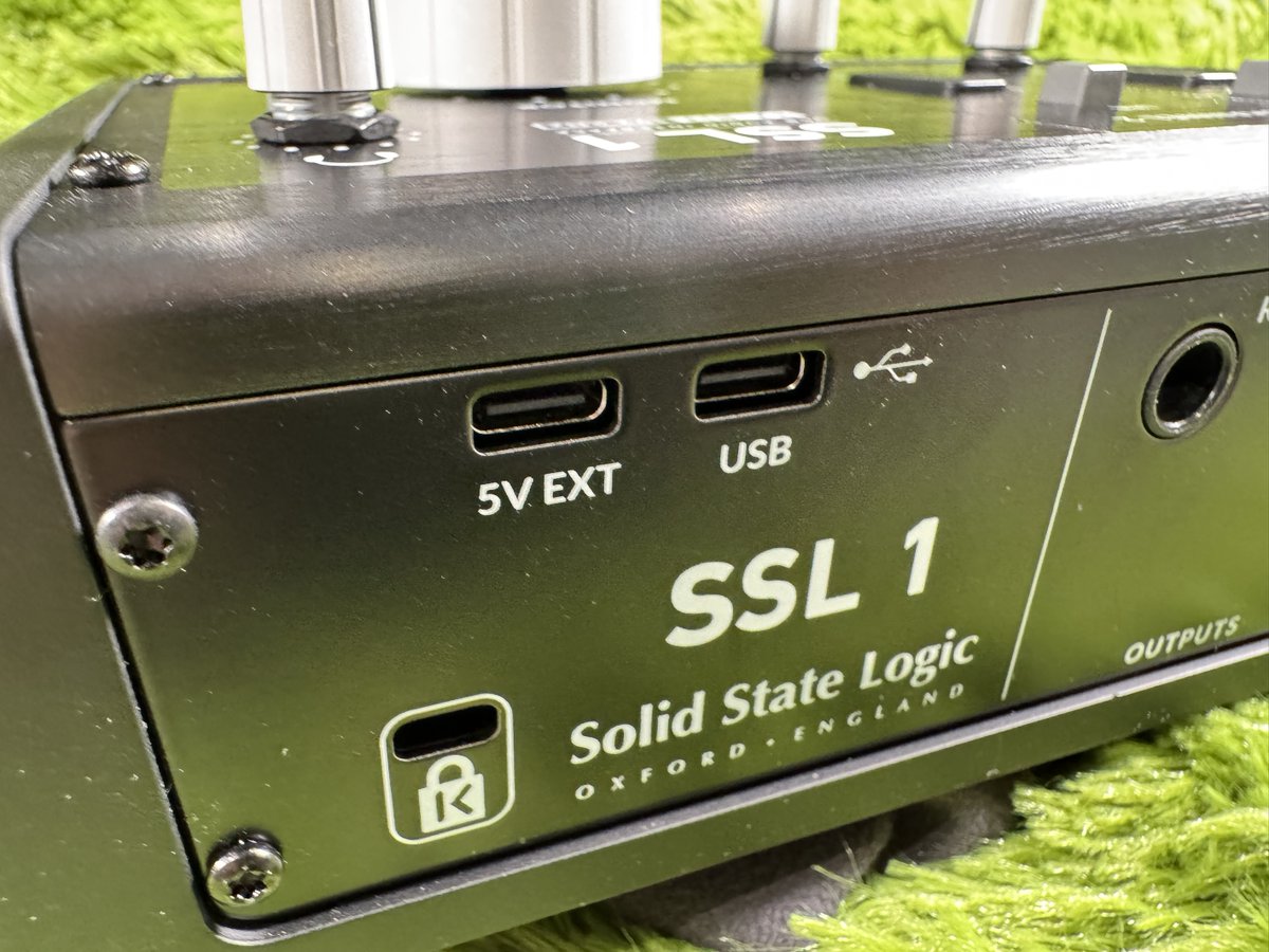 digilandch's tweet photo. Solid State Logicから新たなオーディオインターフェイスSSL1が登場！
32bit192KHZ対応、SSL独自のマイクプリや4KスイッチといったSSL2mkIIと同等スペックを持ちつつmic/line各1ch仕様となった新たなモデル！
電源供給用のUSB端子も新搭載しモバイル端末にも対応！

https://t.co/bFJeilYqGt https://t.co/VKLsbzteyZ