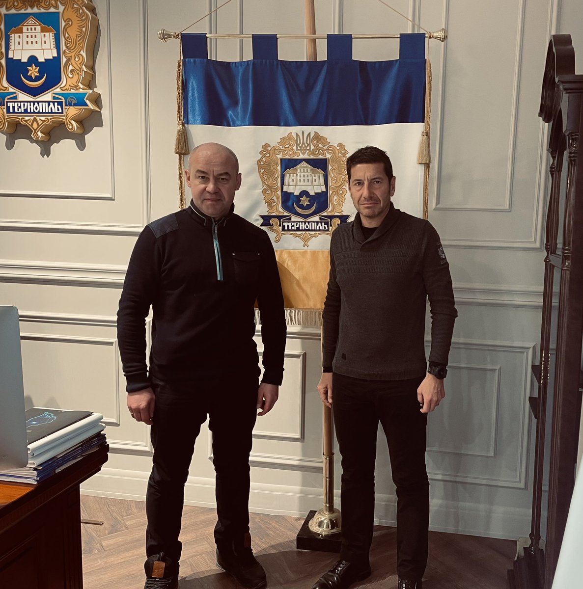 QuentinHoster's tweet photo. Le défilé des (im)postures à Kyiv bat son plein. Loin de faire de la com, @davidlisnard était lui le premier élu français à se rendre en Ukraine, et sur la ligne de front, dès les premiers jours de la guerre, pour apporter les matériels dont la population avait besoin. Il y est depuis retourné chaque année et a noué un jumelage entre Cannes et Lviv et des contacts étroits avec des maires ukrainiens. Sans mise en scène. Des actions concrètes et une doctrine géopolitique de puissance développés à l'époque dans cet entretien pour @Valeurs, après l'y avoir accompagné sur place :
https://t.co/QOrLrNSae1