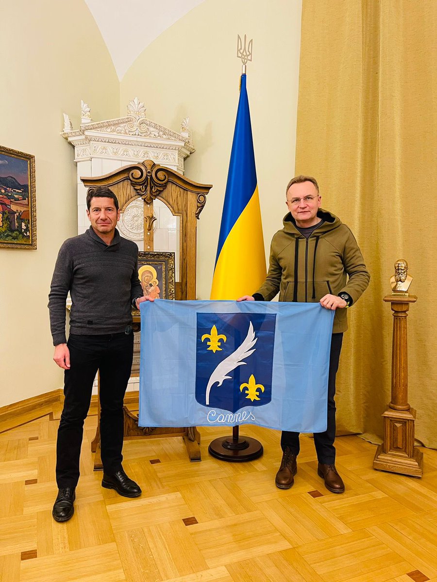 QuentinHoster's tweet photo. Le défilé des (im)postures à Kyiv bat son plein. Loin de faire de la com, @davidlisnard était lui le premier élu français à se rendre en Ukraine, et sur la ligne de front, dès les premiers jours de la guerre, pour apporter les matériels dont la population avait besoin. Il y est depuis retourné chaque année et a noué un jumelage entre Cannes et Lviv et des contacts étroits avec des maires ukrainiens. Sans mise en scène. Des actions concrètes et une doctrine géopolitique de puissance développés à l'époque dans cet entretien pour @Valeurs, après l'y avoir accompagné sur place :
https://t.co/QOrLrNSae1