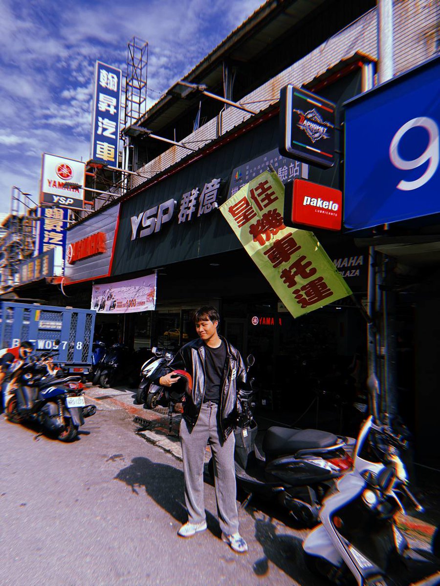 MrRyanChi's tweet photo. 台北旅行圆满结束，惯例讲讲这次看到的信息差。

这次旅行有几个Highlight：

- 见到了黄仁勋爸爸，喝了Jensen给的台湾啤酒

- 约出来很多很久没见/第一次线下见的朋友 @SaBiBro666 @94cho94134 @0xMalingshu @yoaka__ - 感谢大家带我见了超多人

- 参访了六间Web2公司，并且跑了好多会。

- 之前在泰国grab上坐摩托跑会本来被疯狂司机搞出心理阴影了，后面跟着周周老师的摩托跑了一天会之后痊愈了。

- 在各种地方探讨 https://t.co/b76d8CfCBw 的更新

- 见到了传说中的Ray，也见证了大D哥在匹克球上吊打所有人。

话不多说，我们直接开聊

一、关于Web3：

在生态层面上。台湾的Web3生态和我之前听到的一样，以 $SUI 为中心。很多大学生都参与过 $SUI 的黑客松，或者直接在 $SUI 的项目方工作。近期有听到一些风声，说 $SUI 生态在新加坡也在很努力的BD。

看得出来， $SUI 在亚洲区还是有很努力的BD的。

在交易所层面上，台湾与香港有一些细微的相似之处，即，有交易用的交易所，以及OTC用的合规所。在台湾，最为普遍的交易用大所就是 @BingXZH 和 @BitgetTC，两者都通过大量 KOC 进行了有效的推广。

至于合规所，台湾有一系列包括 Hoyabit 在内的合规所，用于出金 - 这些合规所在定位上跟香港的 @HashKey_Global 和 @osldotcom 类似，以合规，可以让散户出入为主。

但是，Hoyabit 等等本地合规所在渠道上明显比香港的合规所更加亲民，以Instagram/Threads营销为主，能够真正触及到Web2的潜在用户。

在KOL层面上，台湾的本土KOL明显是比香港的本土KOL更多的。虽然很多KOL住在香港，但是粤语区 + 能够触及本地用户的KOL实际上两只手就数得过来。

*甚至可以说 @monsterblockhk 和 @852Web3 相关人士就基本占了所有香港KOL的半壁江山

相比之下，台湾明显有更多的KOC和KOL走到潜在用户当中，这也为本地交易所打出自己的市场空间提供了初步的入场点。

跟香港类似的点，在于这些KOC和KOL非常善于在Facebook和Instagram上起号，有些甚至在这些平台上反而粉丝更多。

Mass Adoption这件事情在执行上，台湾一带确实有很多可以学习的点。

最后说点刺激的 - 有听传言说不少当地的黑社会仍然盛行，会专门挑有钱的kol下手勒索。所以大家跑会时可能还是要尽量少穿merch，少显露财富。或许这也是不少KOL不露脸的原因。

二、关于AI：

这次是在英伟达的Claw活动上见到Jensen的。除了再一次听到孔总办的深圳活动被点名表扬之外，也有不少机会和当地人交流AI。

整体感觉下来，两岸对Agent目前的focus大差不差，都是在讨论怎么加入工作流，怎么更好的融入现有的企业体系。

而这却是也符合英伟达这次活动推广的Nemo Claw以及Open Shell的专属功能 - 即，更方便企业进行信息转移，权限继承，以及信息隔离的claw。

三月份的时候，我就稍微体验过nemo claw。不过用下来感觉除了免费，速度和工作能力没有很多亮眼的地方，甚至不如我直接问codex。

本来期望这次可以看到一些nemo claw更有趣的应用，没想到演示小哥现场翻车了好几次。或许Nemo Claw也不是我们这些初创阶段的startup适合用的。

除此之外，这次探访了华硕和几家Startup（包括SaaS，用户端产品，ESG审计公司，以及一些ToB技术服务），大家也很明显在试图寻找AI时代新的PMF，包括新的硬件，新的叙事，等等。

印象比较深刻的一个叙事案例就是一个共享车位供应商，就在为“成为自动驾驶汽车的上游供应商”准备。这个还是蛮有意思的。

三、关于台股：
说一个题外话 - 我是直到这次旅行，才发现台股也有 +-10% 的限制。

这次见的不少圈内朋友都有在交易台股，而且很多都有赚到钱，让我也忍不住想要研究。

台股的盘子实际上也确实很大，目前已经是全球第五大股票市场。像台湾电信，台湾大哥大等等巨头也投了很多数十亿台币的轮次 - 包括见的六家企业中的其中一家。

由于盘子足够大，所以也有不少本地企业会选择先上台股，再上美股的策略。

所以，一个这次比较直观的感受，就是台湾地区已经产生了独特的VC投资生态，模式，以及上市和退出的common sense。

最后，软件上，大家用的主要还是富途，和一个忘记名字了的本地软件。（@Live_2_Earn和@jhaninvest有跟我提，但是我忘了）

四、 关于生活，生活成本，以及娱乐
台湾的生活确实很舒适，而且超便宜。礼拜六的时候，帮朋友订了宜兰的别墅，带电梯+两层楼，可以容纳20人，居然只需要 16000台币（大概人均30u）

然后虽然台北很多地方感觉有点点破，但是新北一带看房子的外观还是蛮新的。

平常吃饭的成本也比较低。有个朋友约喜欢的女生出来吃饭，找了家蛮有名的店，最后两个人买单也才15u左右。

娱乐上，积分制的扑克是合法的。（师父 @gokunocool 这不得去一下）

这次踩点了Ace8，CTP，6Bet几个赛点。第一天就在CTP打了60人的锦标赛。本来打到第10，结果一手冤家牌三条allin被原地送走。

*草泥马chipchip，怎么每次都是冤家牌？？！

6Bet的话感觉大家都比较鱼，所以倒是很快收集到筹码。

最后Ace8是和 @SaBiBro666 两兄弟一起去的，没想到这次我彻底成了鱼，被彻底干碎。

路边还有跟多六合彩店，进店可以花钱开刮。朋友直接给干没3000台币。

然后就是按摩。这次去的都是正经的按摩 - 为什么要强调正经的？因为我搜索按摩的时候，真的出现了几家不正经的按摩，就在谷歌地图上。

第一天去了一个叫Villiage的Spa，大概1500台币60分钟，手法非常赞，感觉技师是懂穴位的，按的我骨头全程发响，当晚一躺上床就睡着了。水平超过了不少我在深圳水会体验的按摩。

最后是交通。周周老师的摩托确实非常方便，穿梭于车水马龙之中，解决了所有堵车的问题。

本来是要尝试捷运的，结果明明写着visa可以拍，却完全用不了。哭了。

剩下的时间就是坐uber，价格比香港便宜不少，横跨半个台北也不到20u，司机态度也都很不错。

印象比较深的就是有个司机吐槽，从必胜客下班过来开uber，就是因为打工赚的太少，一个月每天12小时，才赚不到3万台币（约1000u）

五、关于夜市和夜店：
由于住在宁夏夜市旁边，台湾的夜市小吃这次也是吃了个遍，简单评价一下印象深的：

卤肉饭：感觉不如在香港吃到的好吃，但确实有家常菜的味道，而且胜在便宜（约2u）

地瓜球：给到夯。炸的外酥内软，而且不油腻。吃的很上瘾。

牛肉粒：特别喜欢这个，可以说是入口即化。450台币可以买四人份，吃肉爱好者的不二之选。

麻油鸡/麻油猪肝：听第一天司机师傅推荐吃的，感觉麻油味不够重，或许喜欢清淡口味的人会喜欢。猪肝倒是非常爽脆好吃。

酒吧上，台湾有很多不错的选择。不过建议大家有空一定要去之前币安，以太坊等等都办过活动的Sitdown酒吧看看。有很多有意思的调酒，东西也很好吃。每一支鸡尾酒，都是歌的名字。

地址：https://t.co/4L0uW8Inwx

如果是 @0xajc @0xAgata 这样的男同，据说西门町一带则有不少Gay Bar，堪比成都。Agata老师的名号更是在台北的Gay Bar被反复提及。

至于夜店，不少当地的朋友和我推荐了fix sober和Ruff，可惜最后去的时候人满为患。不过确实很多好看的小姐姐在排队，没去成很可惜。

最后我去的一家叫Wave，要坐一个超大的电梯上楼。内部非常大，有两层楼，以及可以上下驱动的天花板。价格也很实惠，只要15000台币最低消费就可以开台（约500u）

Wave的DJ质量一般，但是光效很不错，至少吊打80%的香港夜店。每次干冰出来的效果也很high。

结语：
总之，这次旅行超级fruitful。

非常推荐还没有去过台湾的朋友有空就去看看，体验一下当地的氛围，以及独有的商业文化和圈子。

可靠消息说，今年的TBW会取消，改成Future Summit，同时做AI和Web3。感兴趣的朋友也一定要去看看！

照片credit @94cho94134