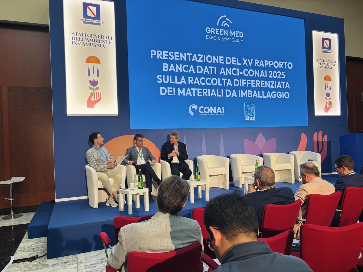 conai's tweet photo. Presentato ieri a @green_symposium il XV Rapporto banca dati #ANCICONAI: un quadro aggiornato sull’evoluzione della #raccoltadifferenziata degli #imballaggi in Italia, sui corrispettivi erogati dai Consorzi di filiera ai Comuni italiani e sulle performance dei territori. https://t.co/5ShjkvfDXv