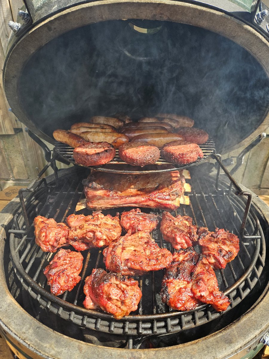 FairbraceM's tweet photo. Big Green Egg bbq time. 👍🍻🍖🍗🥩🍔🌭 https://t.co/zCN4fJgIpe