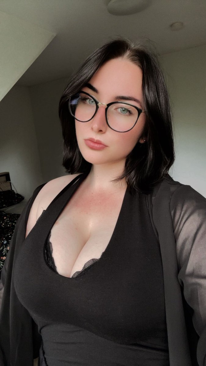 DarkGoddessAnna's tweet photo. Ich bin dabei alles für mein neues Ankleidezimmer vorzubereiten. 2400€ habe ich dafür bezahlt und kein Cent war wirklich von mir. 🤤 Ich liebe es, euer Geld für meinen Luxus auszugeben!💅🏼 https://t.co/3ZPR5YHfIS