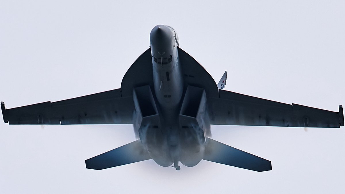 kitikatu's tweet photo. RJOI F/A-18 岩国FSD 2026

スニークパス？ファンブレイク？
堤防から見るハイスピードパスはまた違う保養がありました🤤

 #岩国基地
 #岩国FSD2026
 #米海軍
 #FA18 https://t.co/goJ48w5YFt