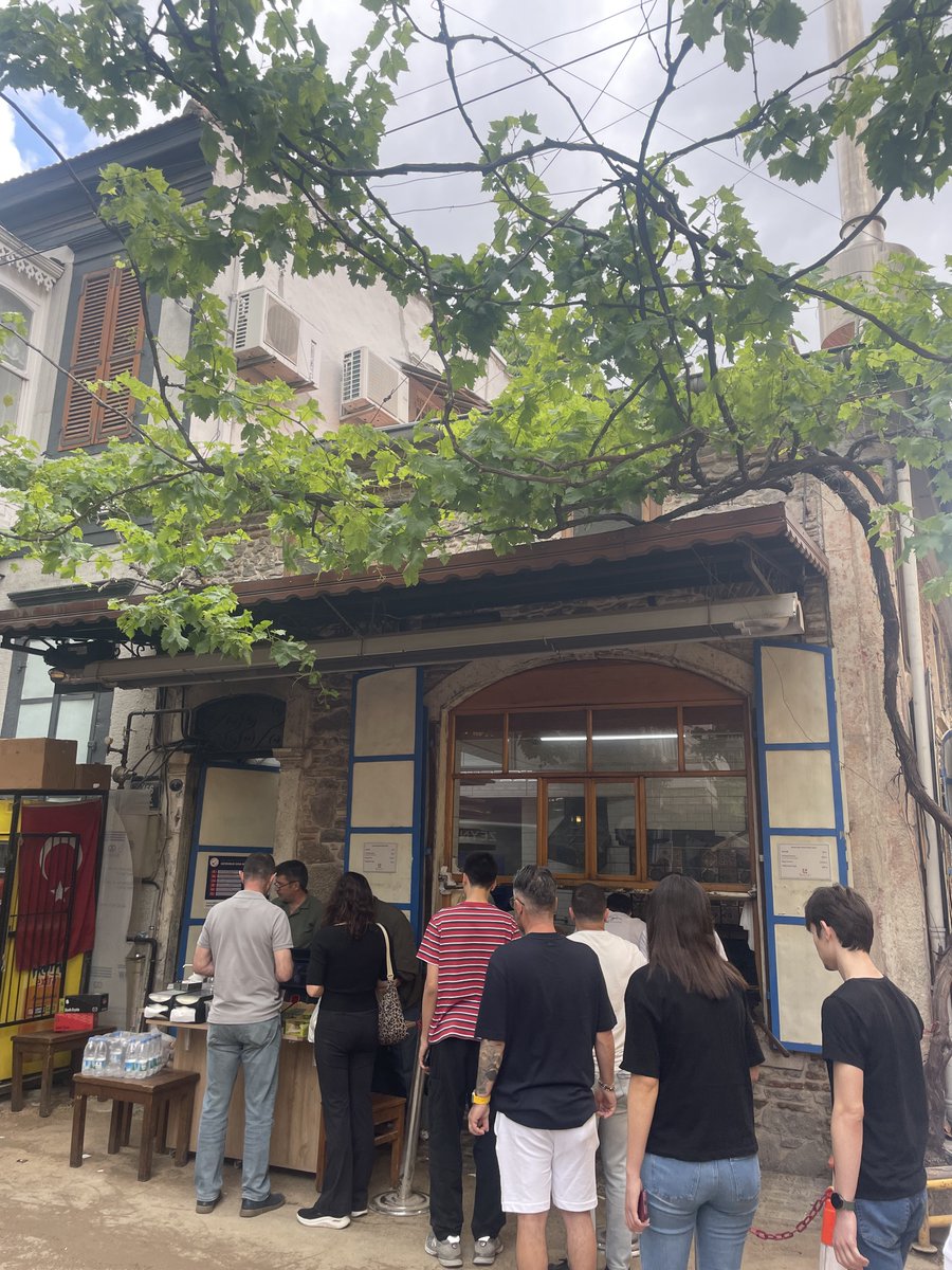 arikancemal's tweet photo. Orjinal bir simit ve çok iyi bir İzmir Kumrusu yemek isteyenlere Alsancakta Zeynel Ergin Fırınını tavsiye ederiz 
Ama erken gitmezseniz biraz sıra beklersiniz https://t.co/jiL5RM4K5j