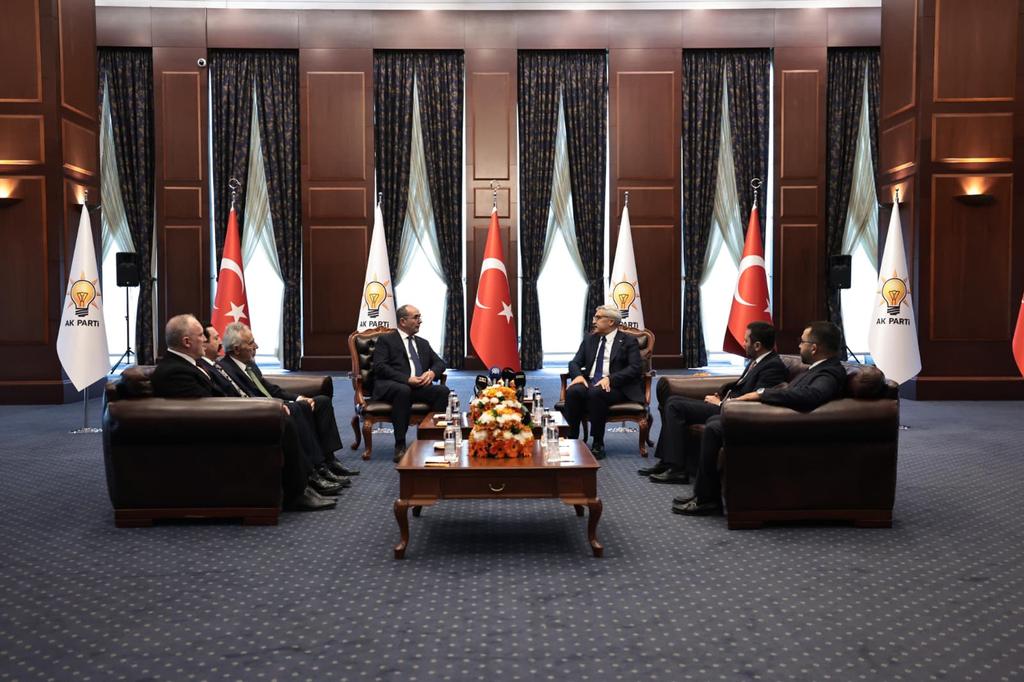 IttifakPartisi's tweet photo. Kurban Bayramı dolayısıyla gerçekleştirilen partiler arası bayramlaşma programı kapsamında; Genel Sekreterimiz Sayın Enver TÜRKOĞLU başkanlığındaki, Genel Başkan Yardımcılarımız Sayın Metin DİNÇER, Sayın Irfan BAYAR ve Sayın Mustafa DEMİRCİ’den oluşan heyetimiz, AK Parti Genel Merkezi’ni ziyaret etmiştir.

Gerçekleştirilen görüşmede karşılıklı bayram tebrikleri iletilmiş; bayramın ülkemize huzur, birlik ve beraberlik getirmesi temennisinde bulunulmuştur. Nazik ev sahiplikleri dolayısıyla AK Parti heyetine teşekkür edilmiştir.

Türkiye İttifakı Partisi