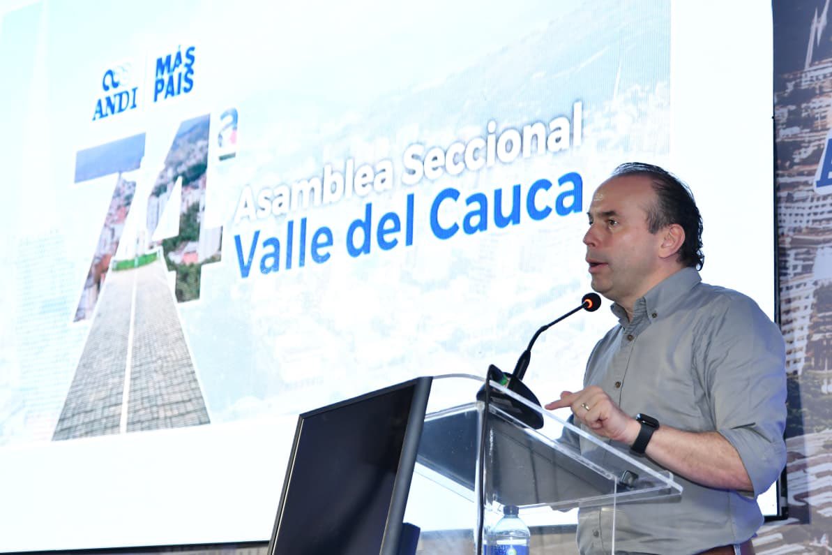 alejoeder's tweet photo. Hace dos años, en mi primera Asamblea de la ANDI como alcalde, me comprometí a recuperar a Cali, generar empleo y destrabar proyectos. Hoy mostramos resultados.

Cali pasó de una tasa de desempleo del 11,5% al 7,9%, recibió más de 3,1 millones de visitantes en 2025 —350 mil extranjeros— y hoy crece por encima del promedio nacional.

Ya recuperamos cerca de 400 km de vías, entregamos 8 colegios, construimos 3 hospitales públicos y avanzamos en proyectos estratégicos como Ciudad Paraíso, la Alameda de la Av. Roosevelt, la Terminal Central del MIO y grandes obras de movilidad.

Nada de esto sería posible sin la confianza y el trabajo conjunto entre el sector público y el empresariado. Cali se está recuperando y lo seguiremos haciendo unidos.