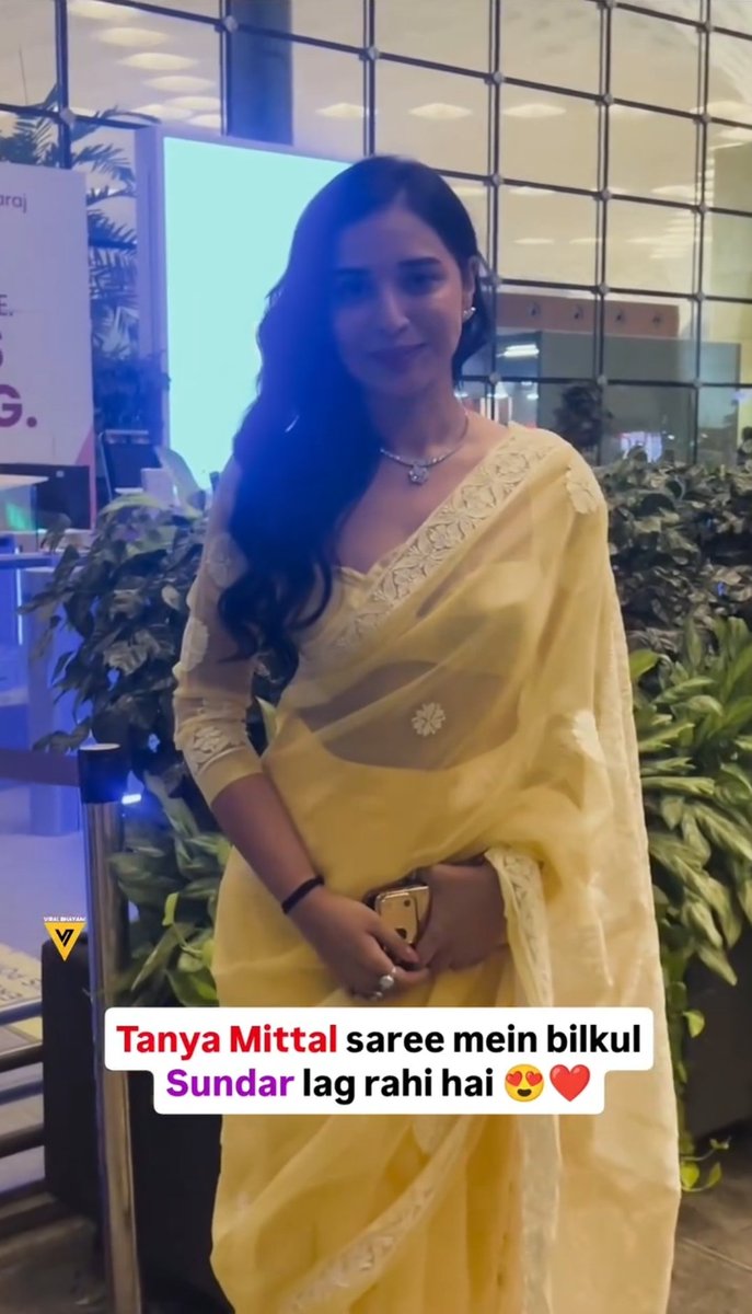 BollyJalwa's tweet photo. Very hard to keep track of Tanya's Mumbai trips.
No updates from team, we just have to know from paps' reels.

Is this snapped on her return???

WE SUPPORT TANYA WITH PRIDE

#tanyamittal #TanyaKaParivar #maahaina @itanyamittal https://t.co/ZJ3J2Ur39i