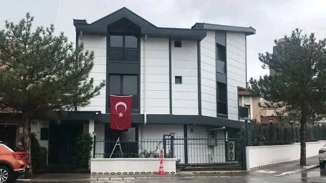 TOPRAK_2_'s tweet photo. Hain Kemal parti başkanı değilken Ankara'da 50 milyonluk çalışma ofisinde çalışmalarını yürütüyordu, özel iç dizaynlı 20 milyonluk Mercedese biniyordu.
Bu aracın evin parası nerden bulundu ? Ya senelerce el altından akçe yedirdiği İlgezdi ailesinden gelen para; ya da... ? Bizzat Akp tarafından fonlandı.
Hangisi daha kötü siz karar verin. Yıkık dökük mutfakta senelerce pozlar veren Kemal birden parayı nerden bulmuş olabilir ?