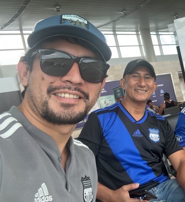 chriszam23's tweet photo. Feliz cumpleaños @amerazul, no hay calificativo para describir la calidad de emelecista que eres, un privilegio ser tu amigo.
Dios te bendiga mi hermano! Un abrazo! ⚡️ https://t.co/xcSf7iZW8o