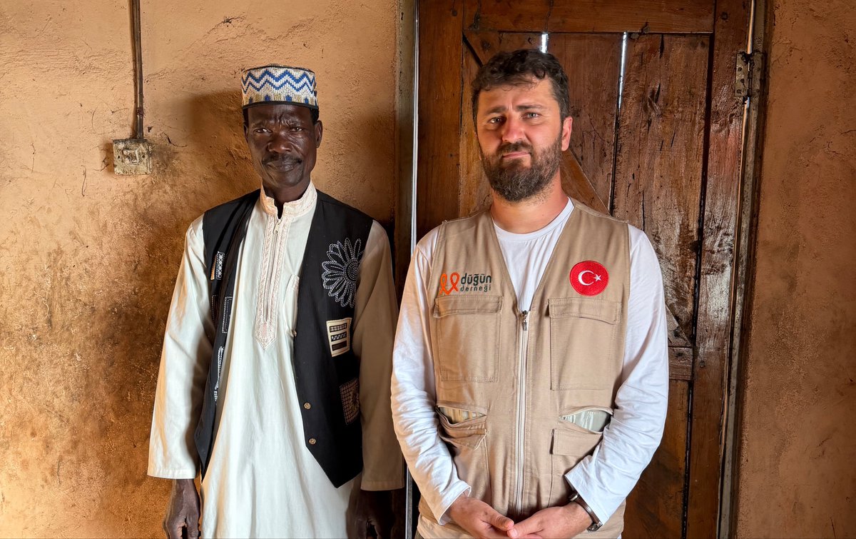 idizerhan's tweet photo. Kendisine dükkan emanetini, oğluna bisikleti hediye ettik. Teşekkürler herkese. Haftaya dükkanını denetleyeceğiz. :) ayrıca en kısa zamanda 200 bisiklet dağıtmamız gerekecek buraya :) Desteğiniz için teşekkürler. https://t.co/Up7Ig3UmRD