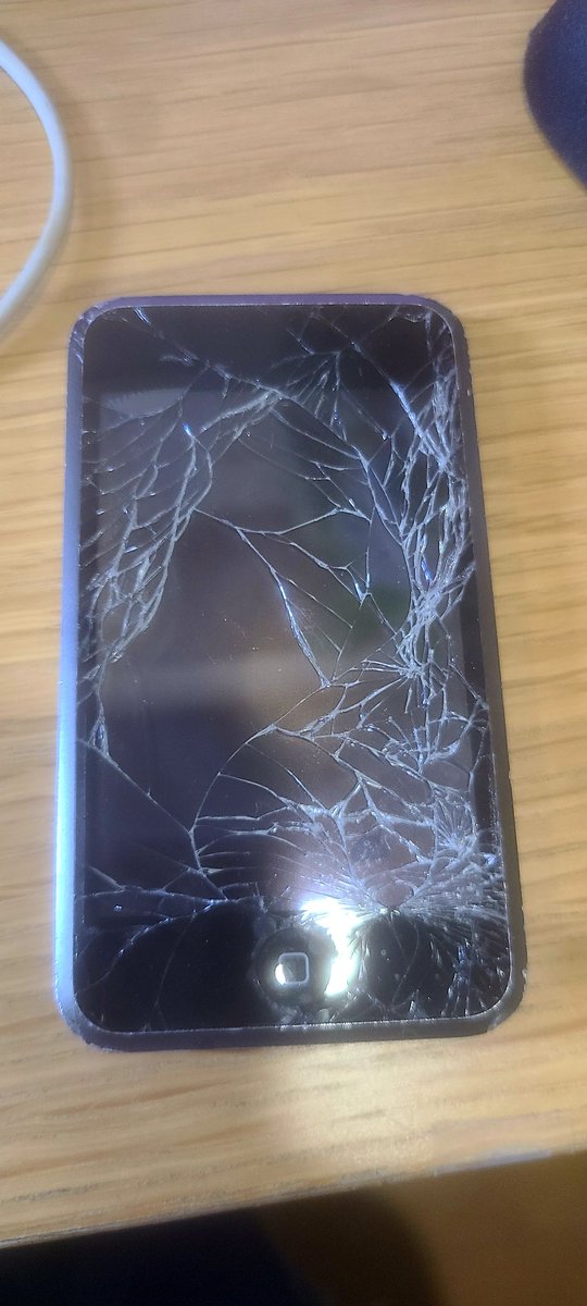 ffransowa's tweet photo. 発売して19年ぐらい使い続けていたiPod touch第1世代がとうとう壊れてしまいました。いつも通り家を出る前に充電して帰宅したらこのように焦げてた。なんか部屋が酸っぱい臭いするなと思ったら…。最悪火事になってたと思います。外しても本体がほんのり温かかったです。バッテリー発火こわ…🤪 https://t.co/4wCLBWCVsF
