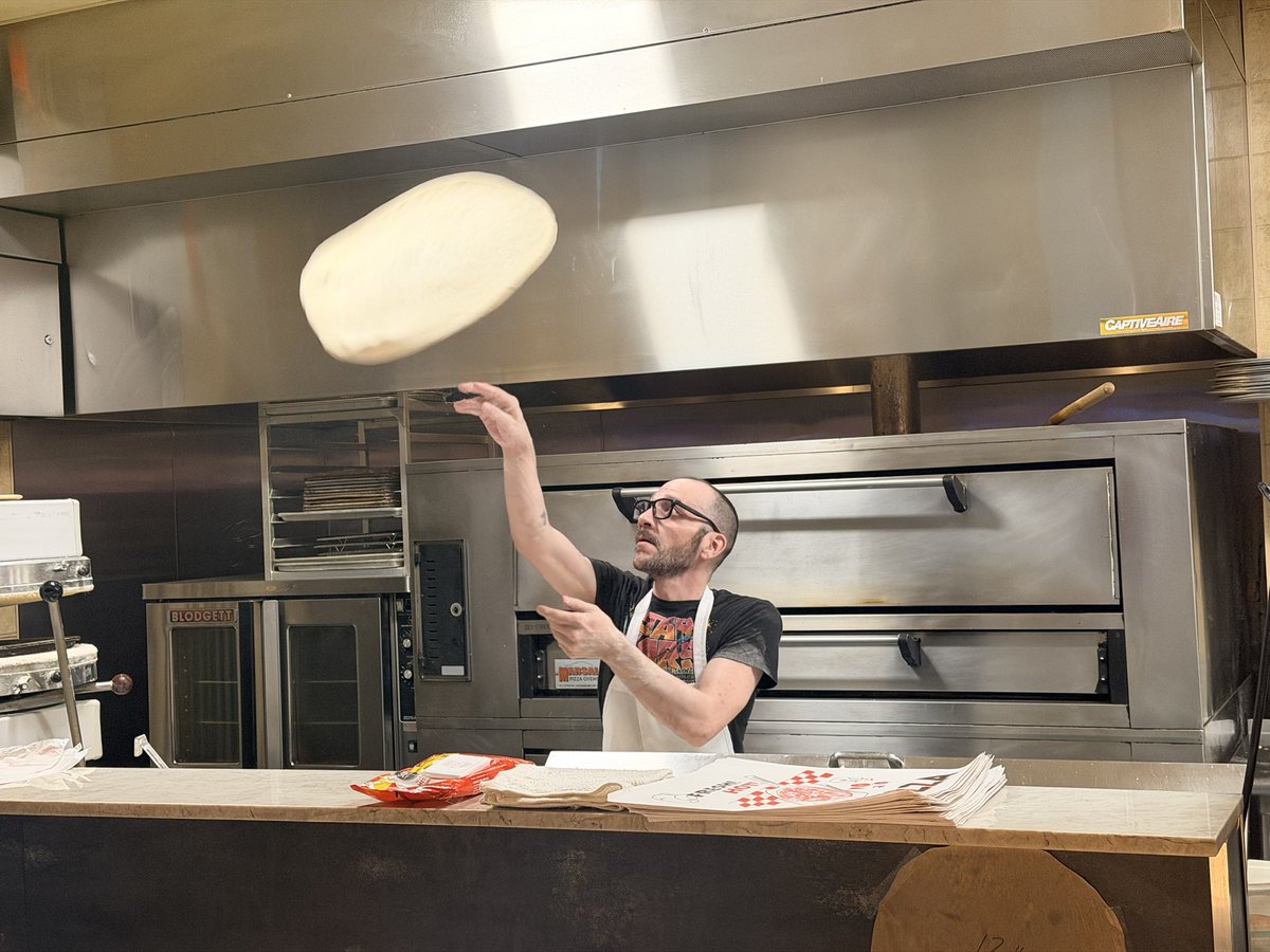 DevourTheLakes's tweet photo. Huge slices of hand tossed pizza at Del Lago Casino and Resort https://t.co/Wou8W9yZo0