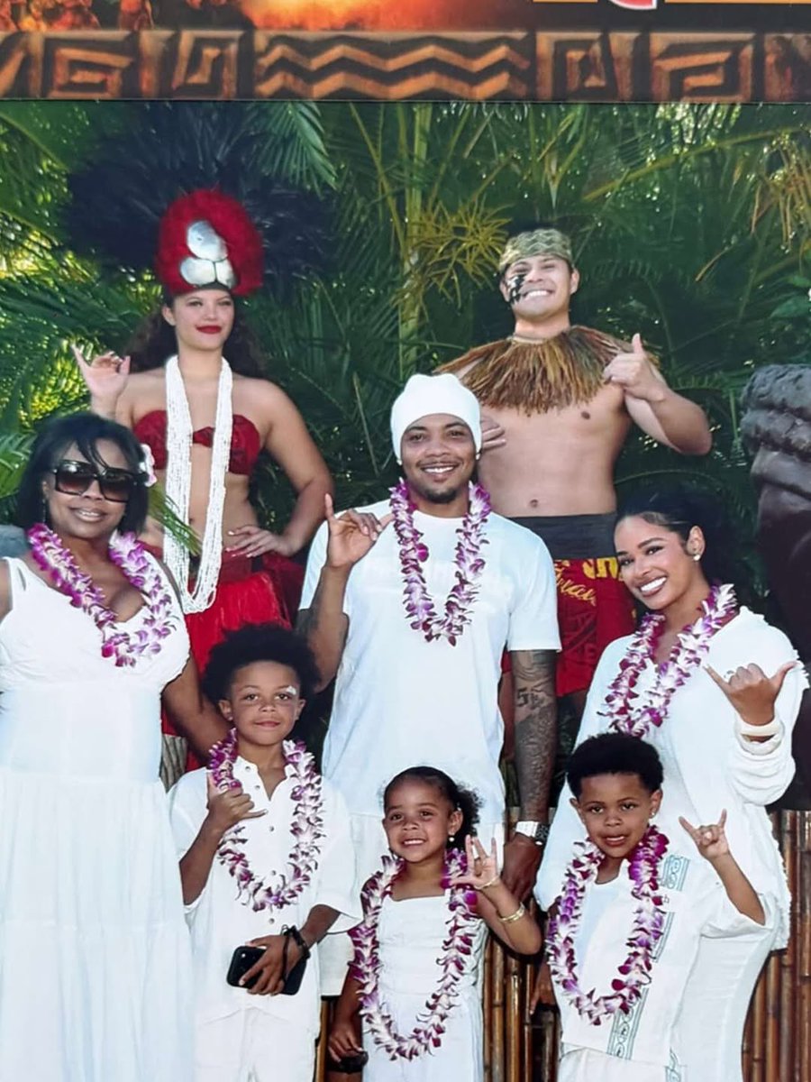wavecheckers's tweet photo. G Herbo in Hawaii with the family 🌺 https://t.co/g9YYtEIQFC