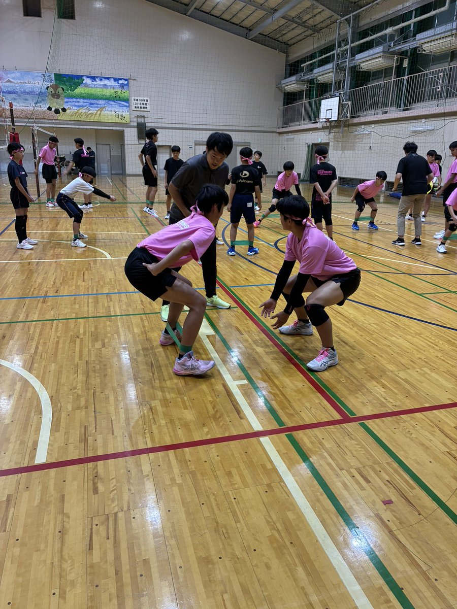 east_ring's tweet photo. 老舗サポーターメーカーD&amp;Mさんが、チームサポートとしてストレッチング、サポーター機能性紹介と試着会をしてくれました。
佐藤あり紗さんがofficial ambassador。ピンクグッズ増殖希望をお伝えしました👚 https://t.co/XOvE3oXiw7