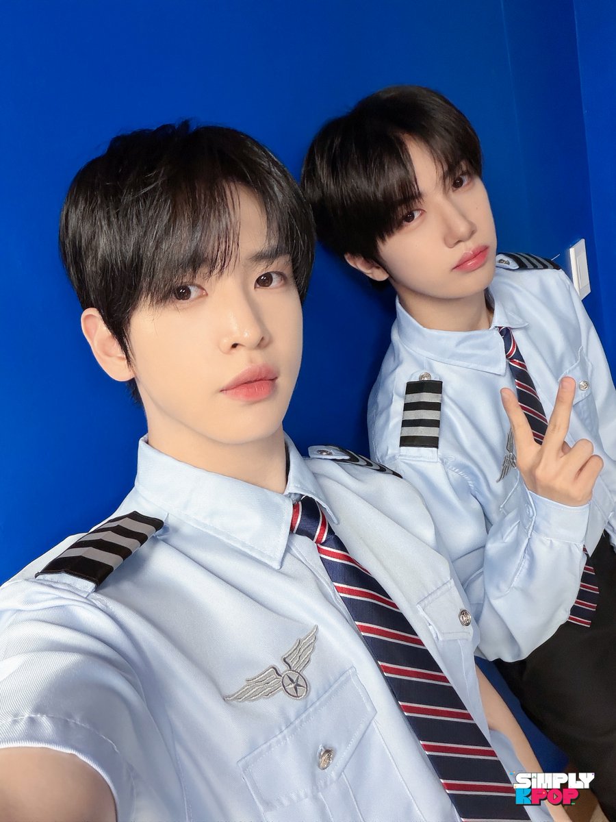 _Simplykpop's tweet photo. Now boarding: the cutest flight crew in the sky🛫
Myeongranz is serving first-class visuals🌤️

Destination: Simply K-Pop at 1 pm KST ⏰

https://t.co/XpupAmNe8D

#ALLEN #앨런 #WONJIN #원진 
#CRAVITY #SimplyKpop #심플리케이팝 https://t.co/qGRoSgBTBP