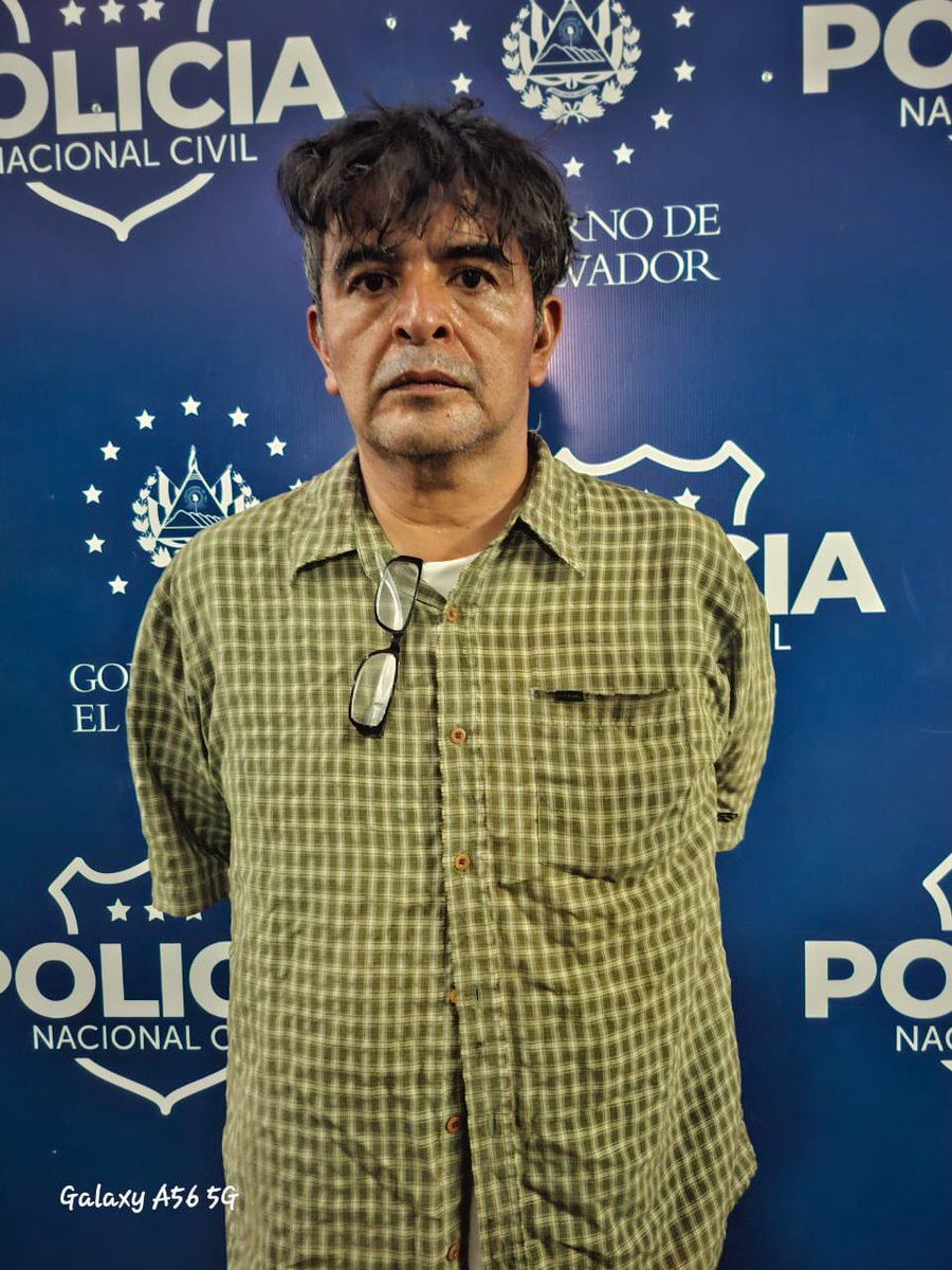 Vi11atoro's tweet photo. Vamos con fuerza contra estos agresores sexuales, no tienen remedio. Debemos regresarlos a su hábitat: a prisión, donde no vuelvan a poner en riesgo a ninguna mujer.

Gracias a una denuncia inmediata y a la reacción oportuna de nuestra @PNCSV, capturamos en flagrancia a Roberto Carlos Guzmán Argueta, a bordo de un microbús de la ruta 42B, luego de que una joven alertara a una patrulla que estaba siendo acosada sexualmente por este sujeto.

Al ser identificado y verificado en nuestros sistemas, se confirmó que ha sido detenido 13 ocasiones por el delito de Acoso Sexual y Agresión Sexual y cuenta con 2 órdenes de captura vigentes. Apenas había salido de prisión el pasado 8 de mayo luego de cumplir una condena por delitos sexuales y hoy nuevamente fue capturado por los mismos hechos.

La denuncia fue corroborada con el sistema de videovigilancia de la unidad.

Si existen más víctimas de acoso sexual, este es el momento de denunciar y acercarse a la @FGR_SV. Nuestro modelo de justicia se encargará de que agresores sexuales como este no regresen a las calles.