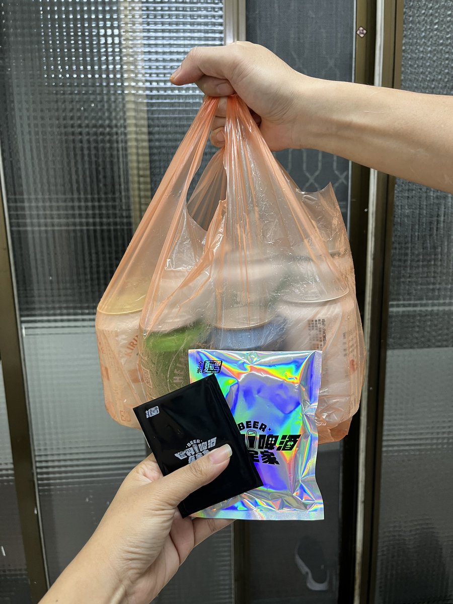 geeeeng's tweet photo. สาซื้อเบียร์กลับมาบ้านเยอะมาก นี่ก็งงว่าซื้อมาทำไมเพราะไม่ค่อยกินแอลทั้งคู่ สรุปนางซื้อเพราะจะเอากู๊ดคยูมาให้ชั้น5555555555555555555 https://t.co/RT6fz0pQnX