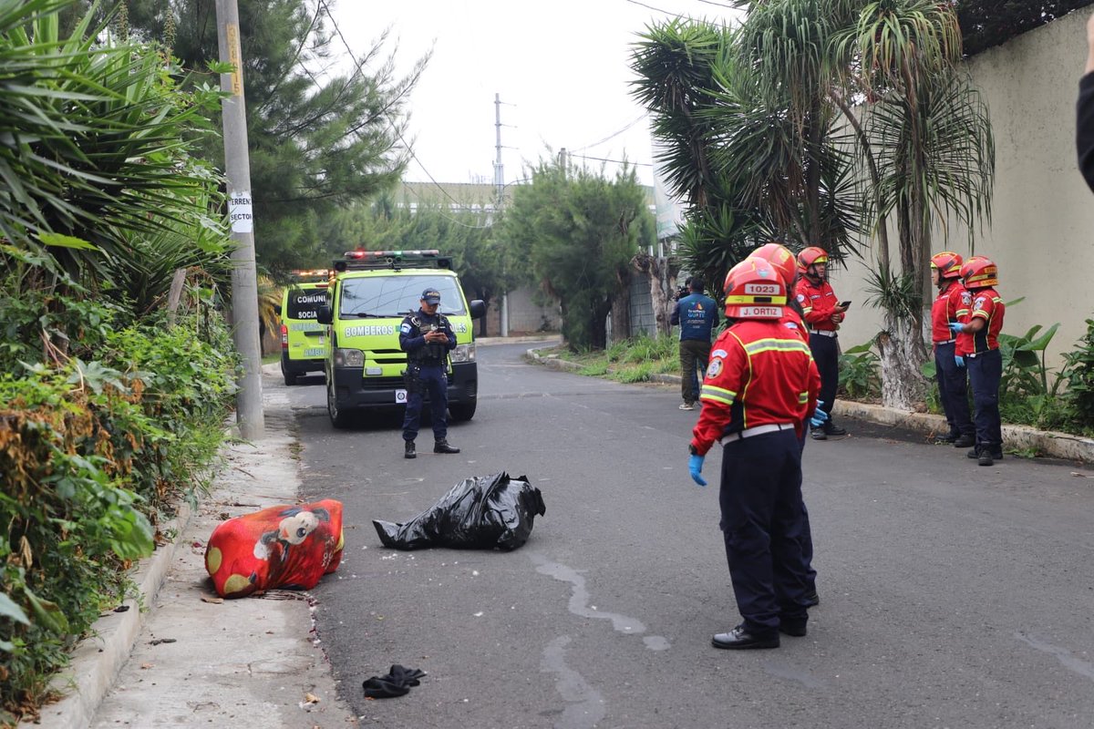 VSuroriente's tweet photo. #URGENTE || LOCALIZAN DOS CUERPOS ENVUELTOS EN SÁBANAS EN ZONA 12 

Dos cuerpos fueron localizados sobre avenida Petapa y 29 calle, zona 12 capitalina, envueltos entre sábanas.

Bomberos Municipales informaron que, de momento, se desconoce el género y la identidad de las víctimas.

Autoridades ya trabajan en el lugar. Información en desarrollo.