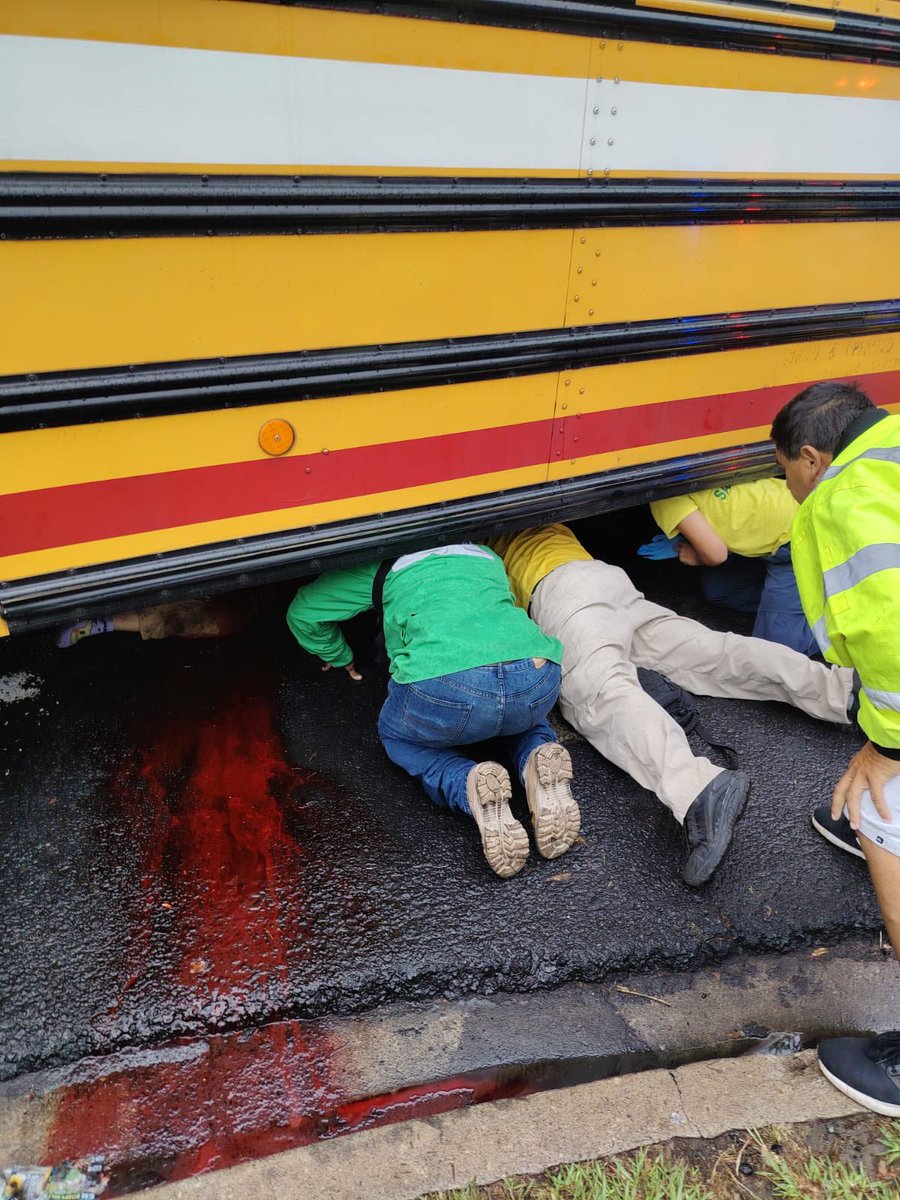 RED_Informa_SV's tweet photo. 🚨#AlertaSV || Una joven murió atropellada por un bus de la ruta 1, frente a la entrada de Derecho de la Universidad de El Salvador.
El bus, placas AB 79 885, iba cruzando de la avenida Don Bosco hacia el bulevar Universitario cuando embistió a la víctima.
🛑 #PrecauciónSV https://t.co/FhmWbfCDlP