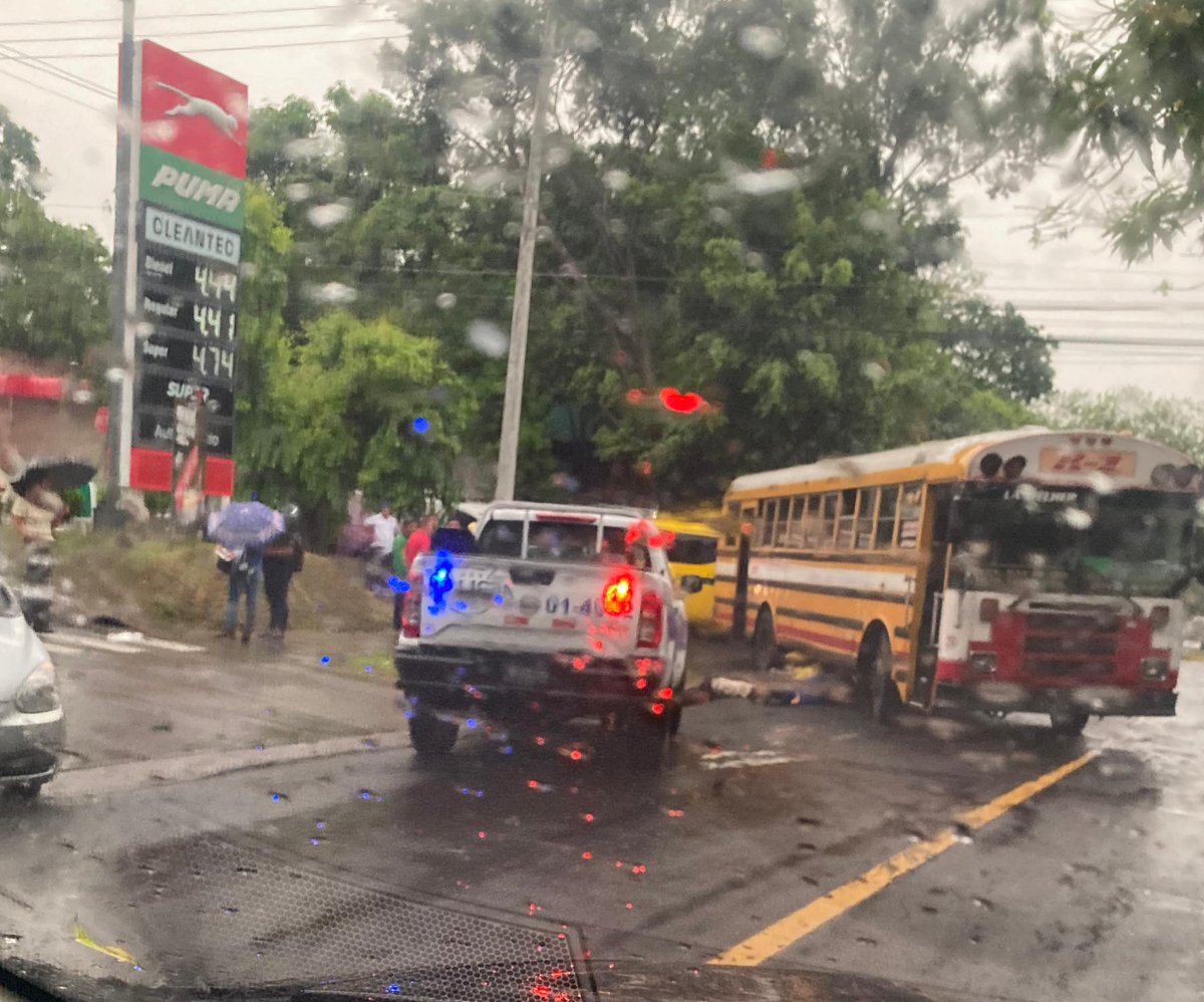 RED_Informa_SV's tweet photo. 🚨#AlertaSV || Una joven murió atropellada por un bus de la ruta 1, frente a la entrada de Derecho de la Universidad de El Salvador.
El bus, placas AB 79 885, iba cruzando de la avenida Don Bosco hacia el bulevar Universitario cuando embistió a la víctima.
🛑 #PrecauciónSV https://t.co/FhmWbfCDlP