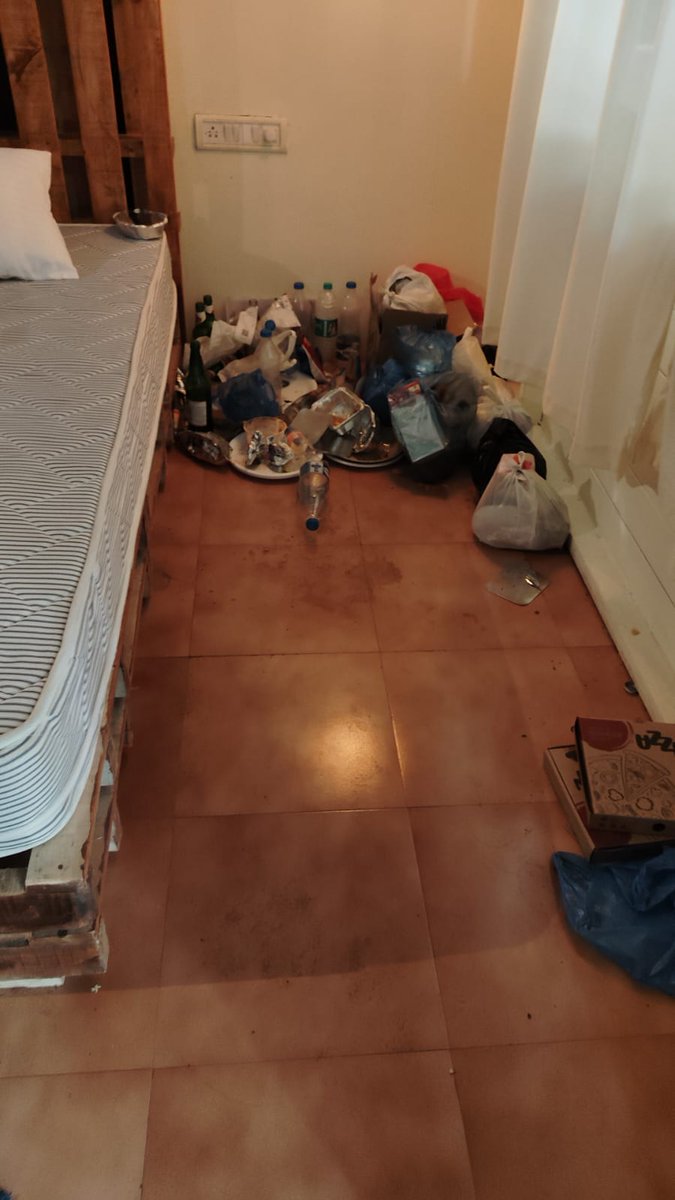 mahit26's tweet photo. Everyone singing songs and praises of @Airbnb_in , here's the truth- not the first time and definitely not the last time. Guests frequently damage property, and Airbnb does very little.Called cops. Now the guest has retaliated with a one-star review. @AirbnbHelp @amanpreet_bajaj https://t.co/JYLn6aF6pM