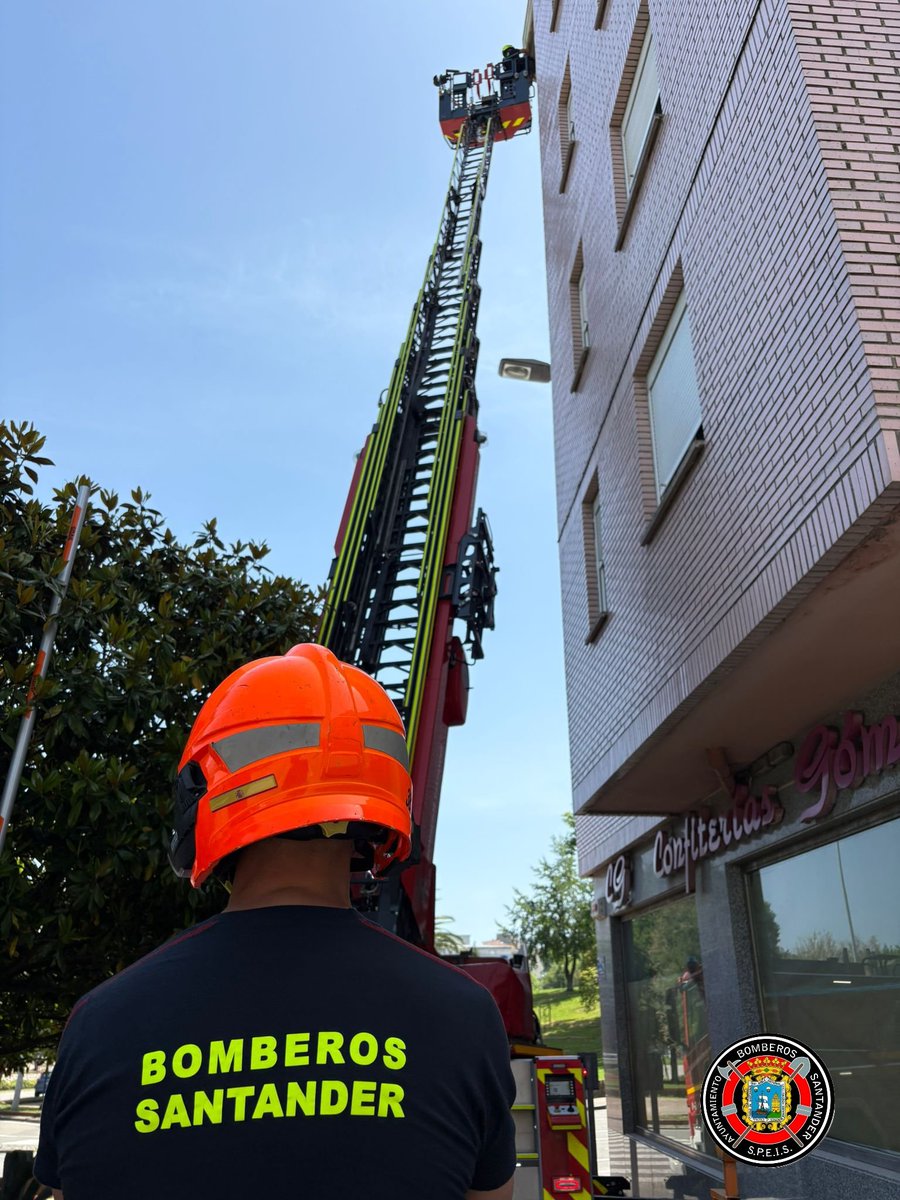 BombSantander's tweet photo. ASISTENCIA TÉCNICA
Esta mañana desplazamos autotanque 🚒 y escala a la calle Honduras de #Santander para revisar alero y retirar elementos con riesgo de caída inmediata. https://t.co/GWQlJf3SJT