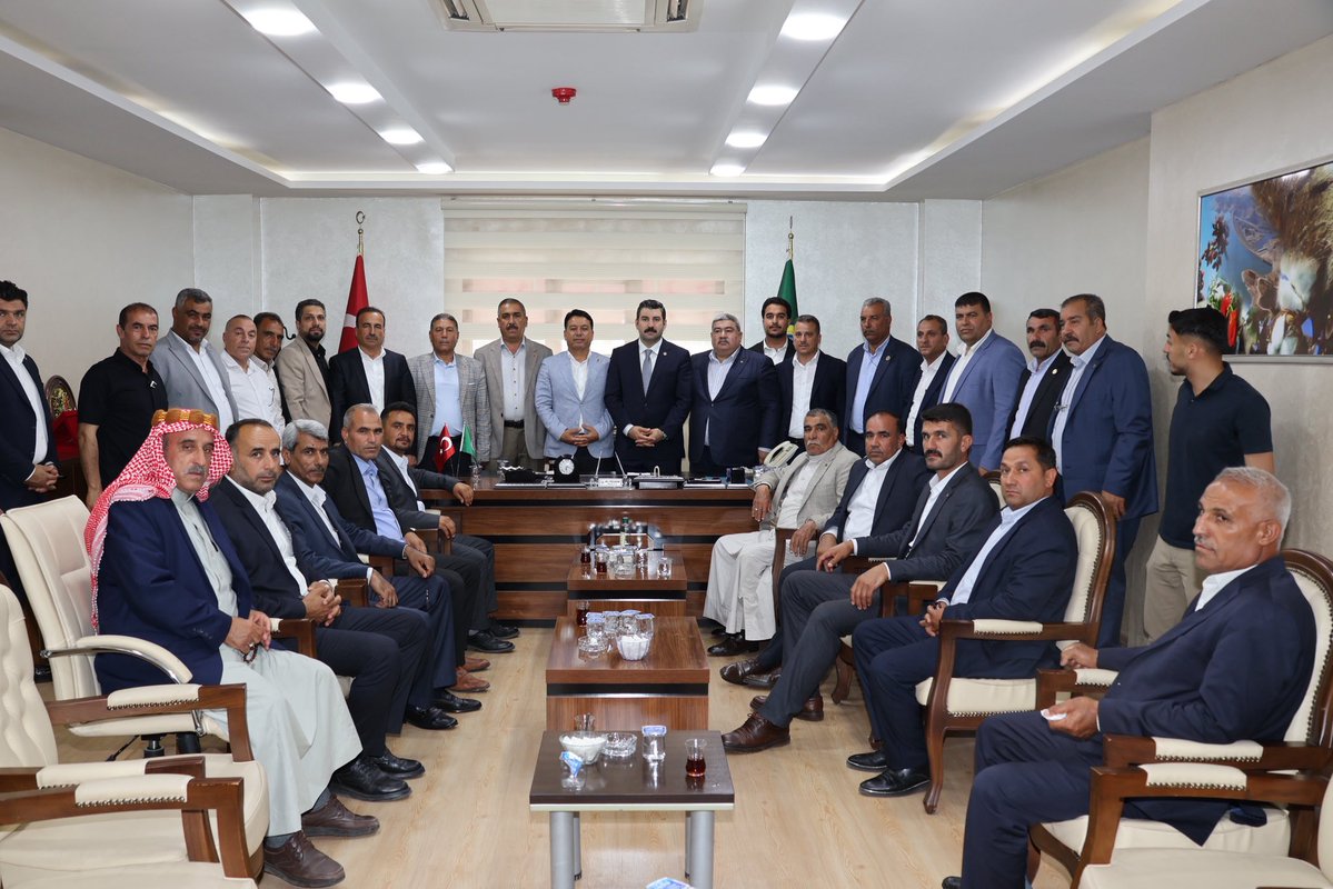 ahmeteyypoglu's tweet photo. 📍 Şanlıurfa Ziraat Odası Başkanlığımızda; Yönetim kurulumuz ve vatandaşlarımızın yoğun katılımıyla bayramlaşma programımızı gerçekleştirdik. 

Bayramlar; birlik, beraberlik, kardeşlik ve paylaşmanın en güzel şekilde yaşandığı müstesna günlerdir. Bu güzel atmosferde hemşehrilerimizle bir araya gelmenin mutluluğunu yaşadık. 

Bayramın getirdiği kardeşlik ve dayanışma ruhunun daim olmasını diliyorum. 

@semsibayraktar