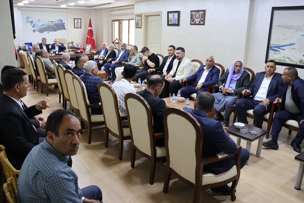 ahmeteyypoglu's tweet photo. 📍 Şanlıurfa Ziraat Odası Başkanlığımızda; Yönetim kurulumuz ve vatandaşlarımızın yoğun katılımıyla bayramlaşma programımızı gerçekleştirdik. 

Bayramlar; birlik, beraberlik, kardeşlik ve paylaşmanın en güzel şekilde yaşandığı müstesna günlerdir. Bu güzel atmosferde hemşehrilerimizle bir araya gelmenin mutluluğunu yaşadık. 

Bayramın getirdiği kardeşlik ve dayanışma ruhunun daim olmasını diliyorum. 

@semsibayraktar