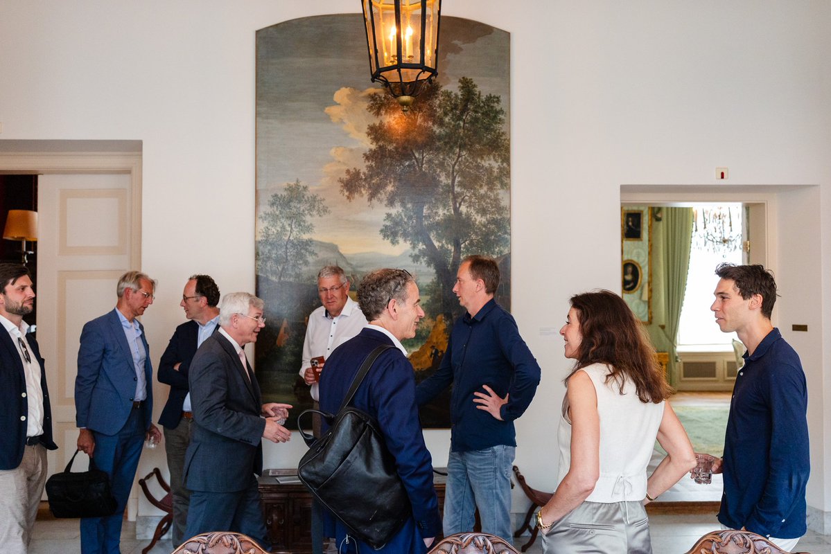michieldijkman's tweet photo. Gisteren boardmeeting in het historische en hete Paushuize. 

Het huis dat de enige Nederlandse Paus, Adrianus VI, voor zichzelf liet bouwen, maar er nooit woonde. https://t.co/V1X1f7bSi8