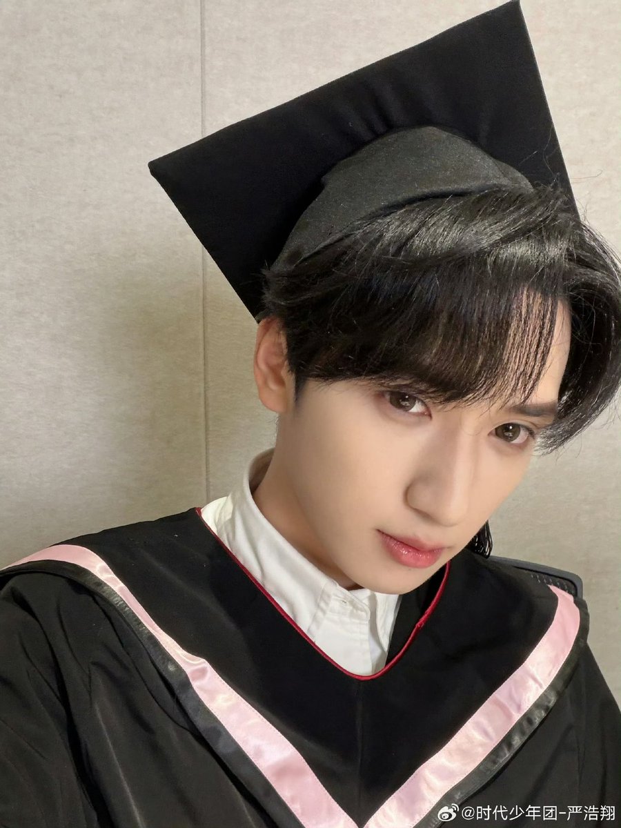 ByulStwinkle's tweet photo. บัณฑิตหนุ่มมาลงรูปแล้วววววว

Congratulations อย่างเป็นทางการนะเหยียนฮ่าวเสียงคนเก่ง!! ❤️ https://t.co/wCWVgj60B9