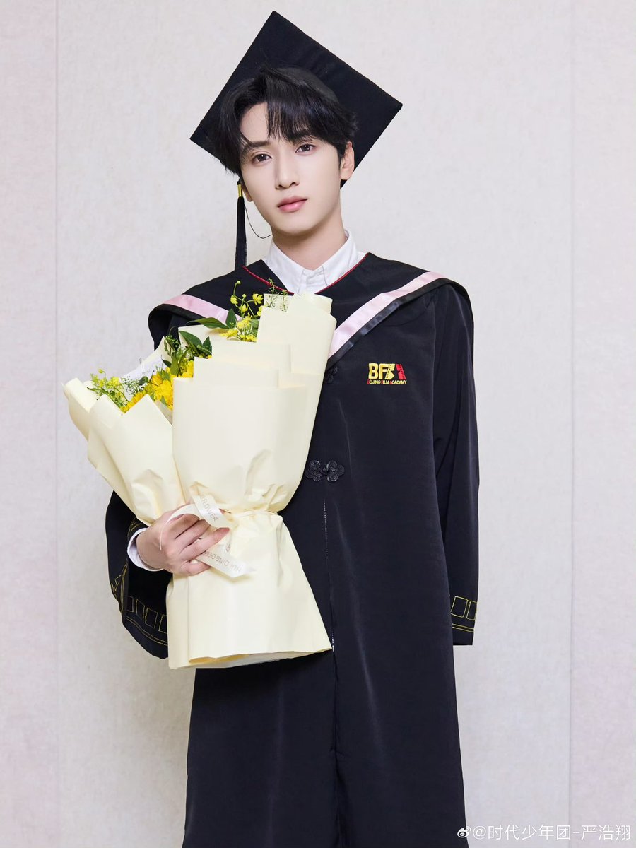 ByulStwinkle's tweet photo. บัณฑิตหนุ่มมาลงรูปแล้วววววว

Congratulations อย่างเป็นทางการนะเหยียนฮ่าวเสียงคนเก่ง!! ❤️ https://t.co/wCWVgj60B9