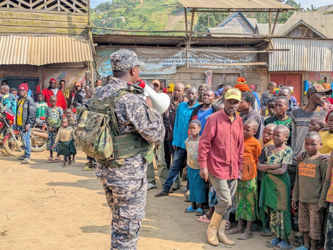 kivunewstoday's tweet photo. đš #KINIGI #MASISI đš
En dĂ©placement ce jeudi 28 mai 2026 Ă Kinigi, dans le Groupement #Mupfunyi #Kibabi en territoire de #Masisi, lâadministrateur territorial #Emmanuel #Ndizeye a rencontrĂ© les habitants afin dâĂ©changer sur la situation sĂ©curitaire et rĂ©affirmer lâengagement de lâAFC/M23 Ă assurer la protection des populations civiles.
Au nom des autoritĂ©s provinciales du Nord-Kivu, il a appelĂ© la population Ă maintenir une collaboration Ă©troite avec les services de sĂ©curitĂ© et Ă ne pas cĂ©der aux informations jugĂ©es trompeuses diffusĂ©es sur les rĂ©seaux sociaux. Emmanuel Ndizeye a Ă©galement assurĂ© que les forces de lâAFC/M23 restent mobilisĂ©es pour empĂȘcher toute menace sĂ©curitaire dans la zone de Kinigi, invitant les habitants Ă garder confiance dans les dispositifs mis en place pour la stabilitĂ© et la sĂ©curitĂ© de la rĂ©gion.
#NordKivu #Masisi #Kinigi #AFCM23 #Sécurité #RDCongo #Goma #Actualité #Congo #Afrique