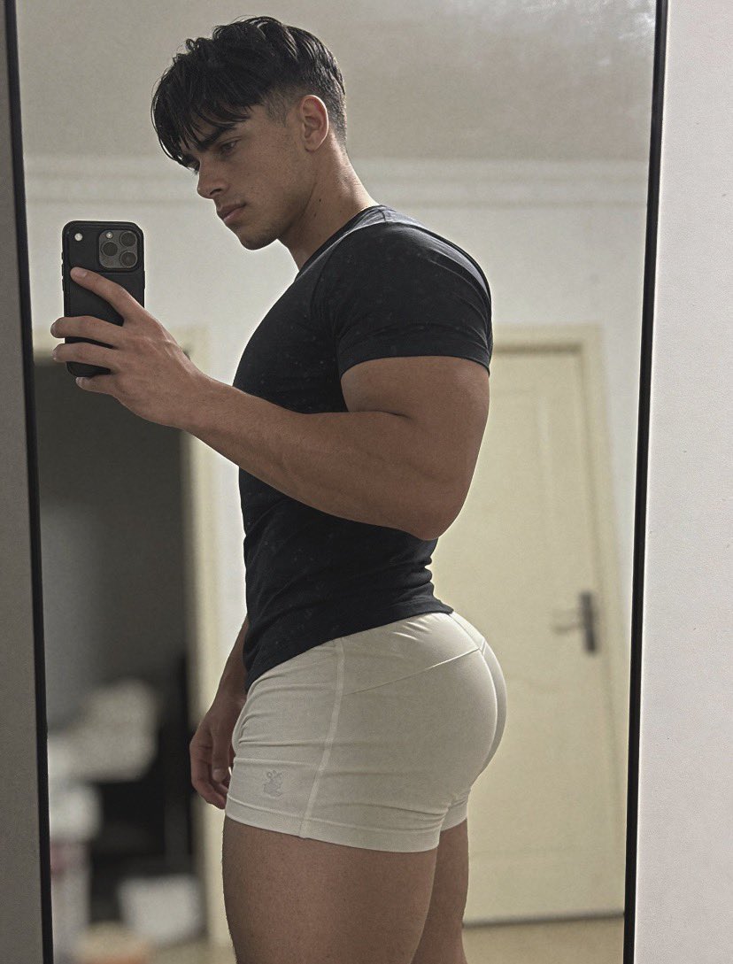 alexispastlife's tweet photo. is he your type? https://t.co/LlfW91YczK