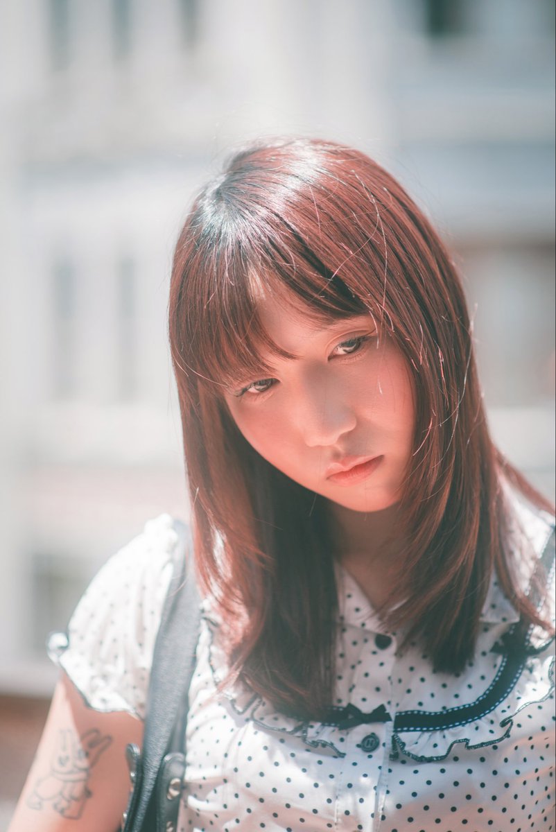 ar_trick's tweet photo. 雑音（ノイズ）の中にしか、リアルはない。

強い光、歪な影、雑多な路地裏。
軒下の陰を抜けて、陽の当たるストリートへ。

綺麗に収まるつもりはない。
私は、私の歩幅で、この街とすれ違う。 https://t.co/zLwUE1PukN