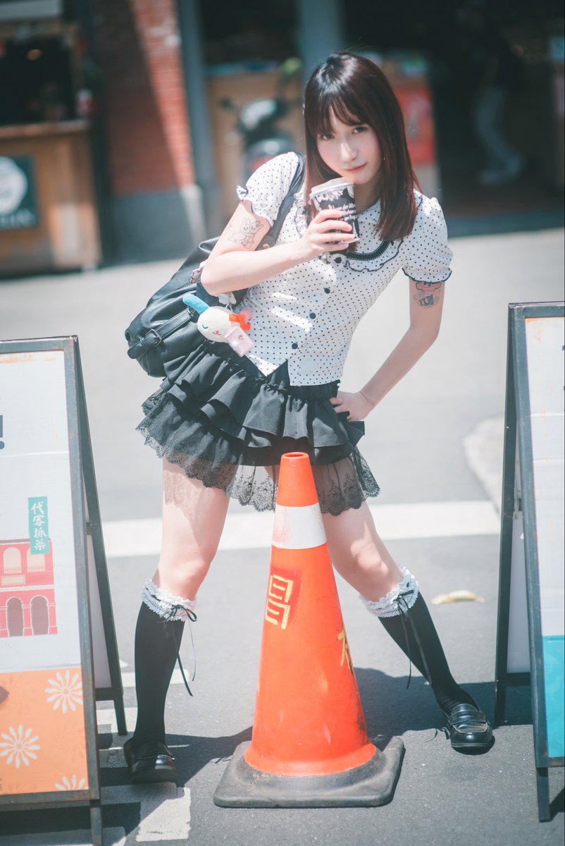 ar_trick's tweet photo. 雑音（ノイズ）の中にしか、リアルはない。

強い光、歪な影、雑多な路地裏。
軒下の陰を抜けて、陽の当たるストリートへ。

綺麗に収まるつもりはない。
私は、私の歩幅で、この街とすれ違う。 https://t.co/zLwUE1PukN