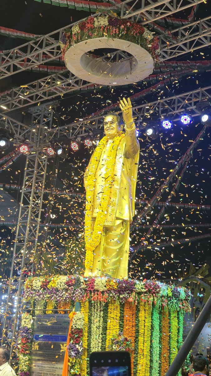 Das9official's tweet photo. అమీర్‌పేట మైత్రివనం సర్కిల్ లో అన్న నందమూరి తారక రామారావు గారి విగ్రహావిష్కరణ ✌️

PC : myself 💪
#RevanthReddy
#Mahanadu2026
#JoharNTR https://t.co/Xp5NBNDgn0