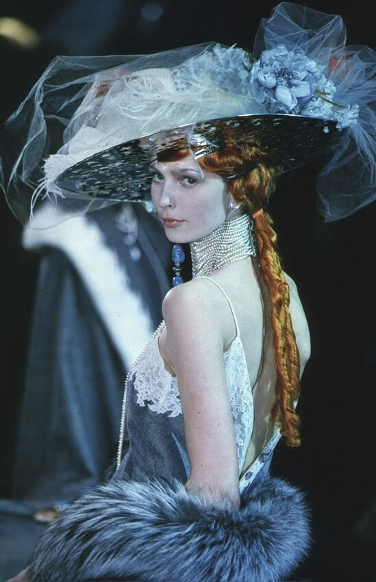 DvilCouture's tweet photo. Christian Dior Fall Winter 1998 Rtw https://t.co/hTECOpuoY2