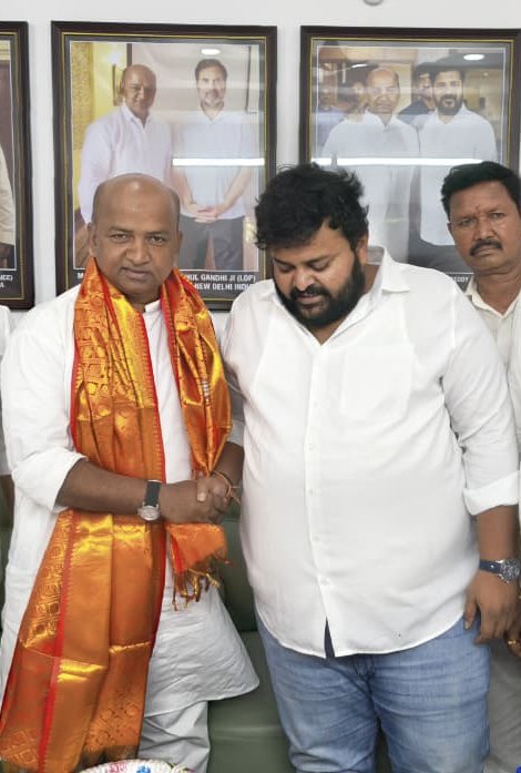 mateenshareef12's tweet photo. Aaj EID ke maukhe par Telangana Youth Congress ke President SHIVA CHARAN ne MATEEN SHAREEF ke ghar pahunch kar mulaqat ki aur Eid ki mubarakbad pesh ki. https://t.co/H96QdiaPrm