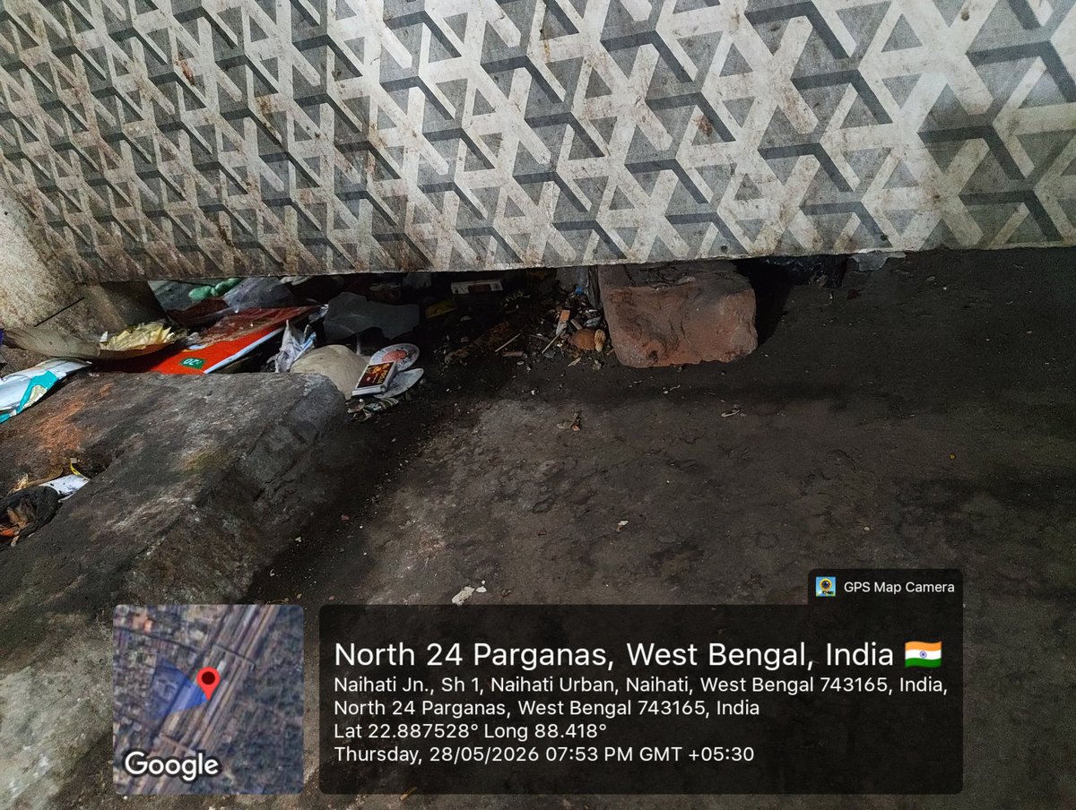 Prottaya2003's tweet photo. Lots of garbage in Naihati Junction platform number 3.

#ERChallenge @drmsdah @EasternRailway https://t.co/Bfs9p0vU7m