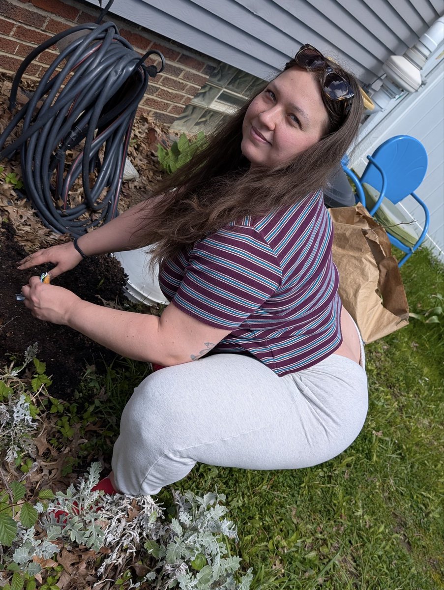 LauraPumpkenzie's tweet photo. Doing some gardening today https://t.co/hNXuu7qt5B