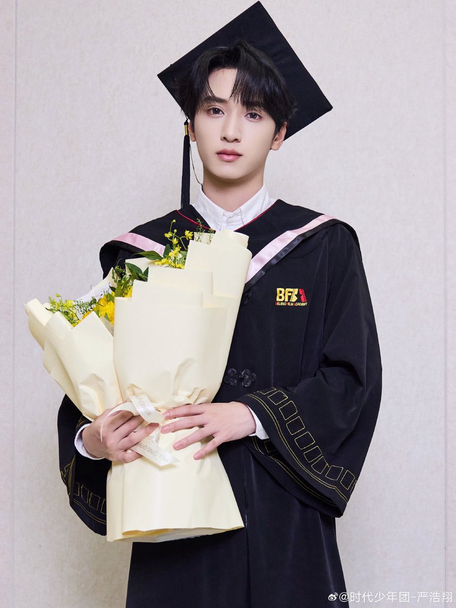 princeericnn's tweet photo. ฮือออ น้องเฉียงเรียนจบแล้ววววว🥺🫳🏻 ยินดีด้วยนะคับ ภูมิใจในตัวเฉียงมากๆ🧑🏻‍🎓🎉💙 https://t.co/0gRfq14LWx