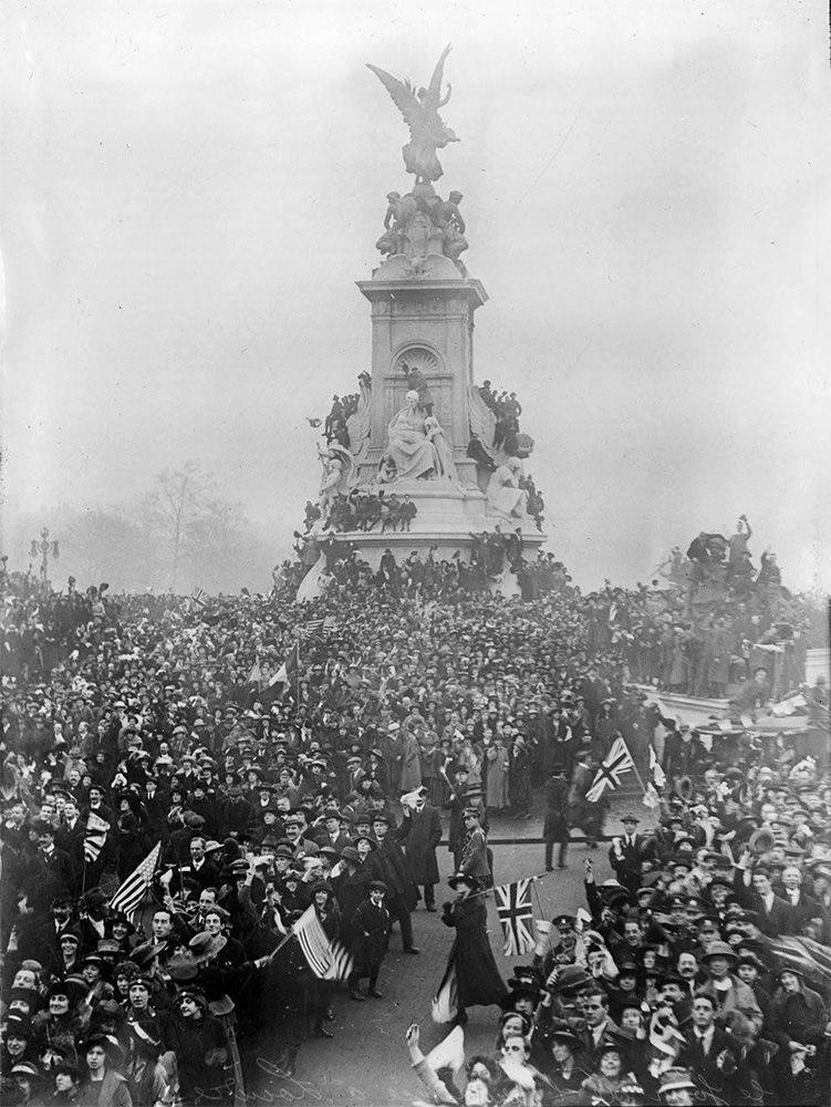 Lost___London's tweet photo. 🇬🇧 Londoners celebrate the armistice that ended WWI, November 11, 1918 https://t.co/yEvY0lLCjV