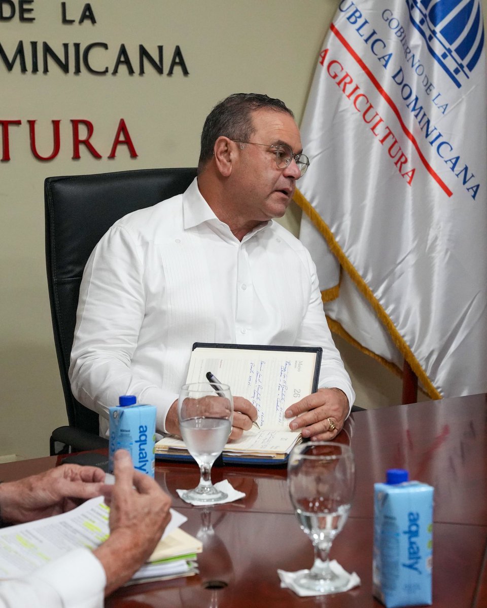 AgriculturaRD's tweet photo. El ministro de Agricultura, Francisco Oliverio Espaillat, sostuvo una reunión de trabajo con el superintendente de Seguros, Julio César Valentín, por instrucciones del presidente Luis Abinader, donde analizaron los pasos a seguir ante la situación de AGRODOSA y DIGERA.

Durante el encuentro, evaluaron mecanismos orientados a actualizar y fortalecer estos organismos, con el objetivo de ofrecer un servicio más eficiente y oportuno a los productores agropecuarios del país.

🌱 Seguimos trabajando para fortalecer las instituciones que acompañan y respaldan al sector productivo nacional.