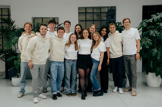 StartingUp_Mag's tweet photo. #Furo greift im Milliardenmarkt für Industriespeicher an: Die Amortisationszeit für gewerbliche Batteriespeicher von 15 auf nur fünf Jahre drücken? Ein extrem ambitioniertes Versprechen, mit dem das Münchner Software-Start-up Furo aktuell antritt: https://t.co/VGzGdVp7lP https://t.co/IVU5sXTTHT